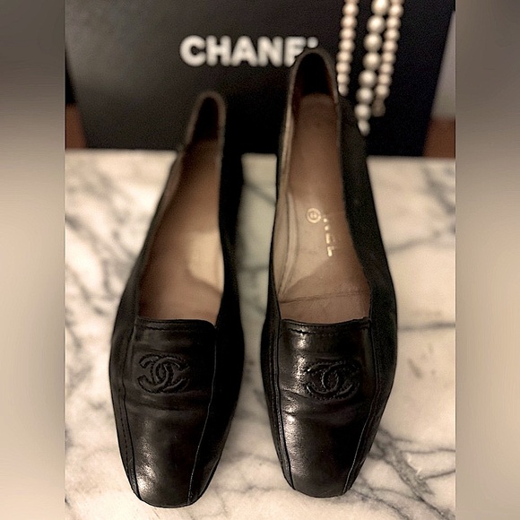 CHANEL BLACK LEATHER LOAFER - Picture 2 of 7